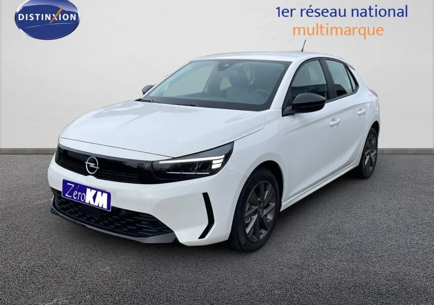 Opel Corsa blanc arctique vue 3/4 avant droit avec calandre noire et jantes alliage gris foncé.