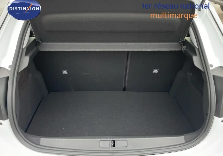 Coffre ouvert d'une Opel Corsa blanche Arctic 2025, vue arrière montrant l'espace de chargement vide et propre.