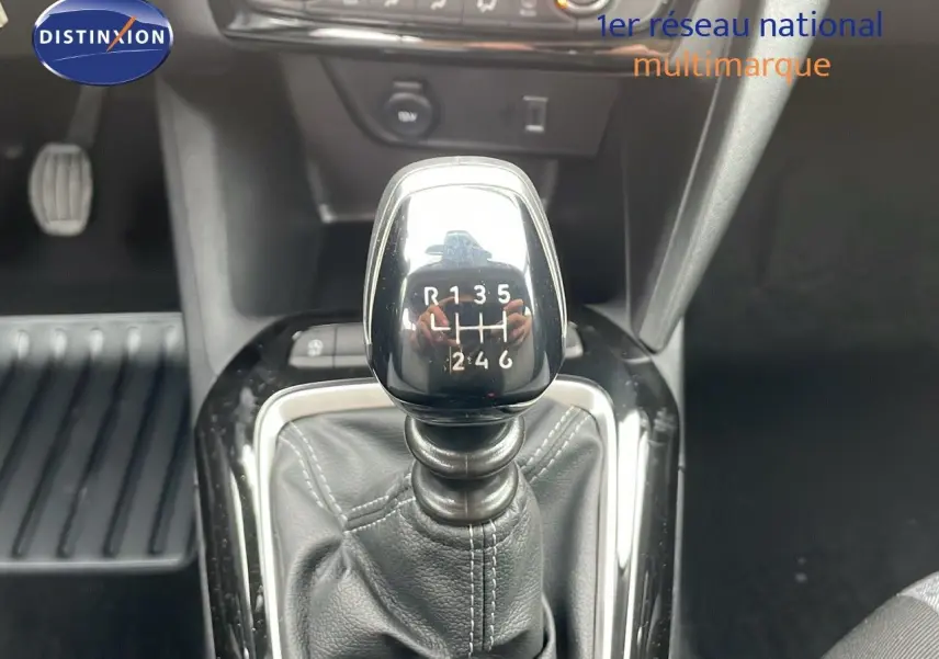 Le levier de vitesse manuel noir de l'Opel Corsa 1.2 PureTech 100ch Edition, avec marquage des six rapports et marche arrière.