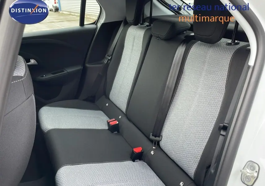 Vue intérieure arrière droite de la banquette bicolore grise et noire de l'Opel Corsa blanc arctique 2025.