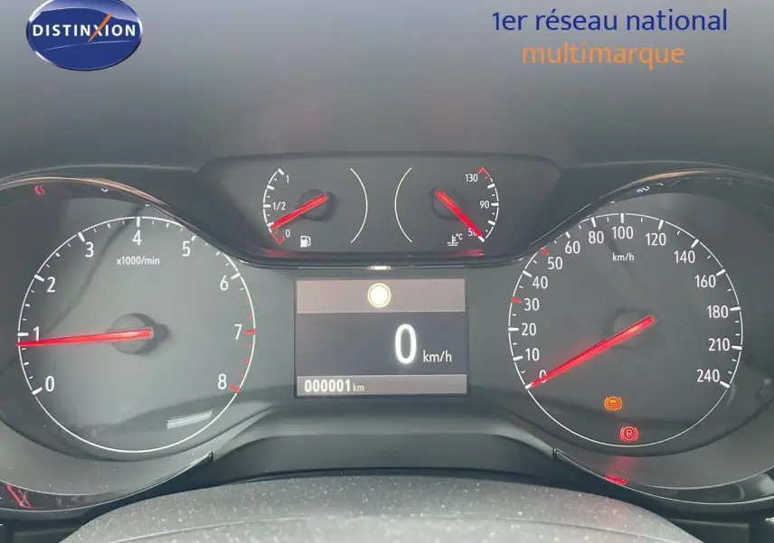 Tableau de bord de l'Opel Corsa 2025 affichant 0 km/h, compte-tours, jauges essence et température moteur.