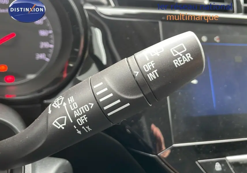 Gros plan sur la commande des essuie-glaces dans l'habitacle de l'Opel Corsa blanc arctique 2025.