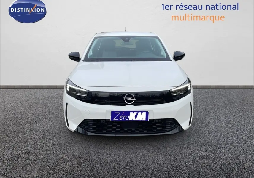 Opel Corsa blanc arctique vue de face, mettant en valeur sa calandre noire et ses phares LED modernes.