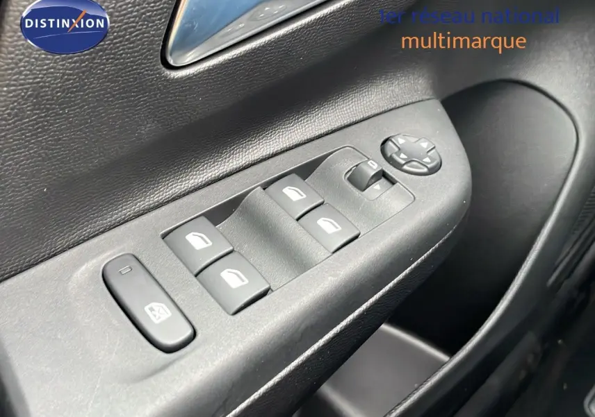 Gros plan sur les commandes des vitres électriques côté conducteur de l'Opel Corsa blanc arctique 2025.