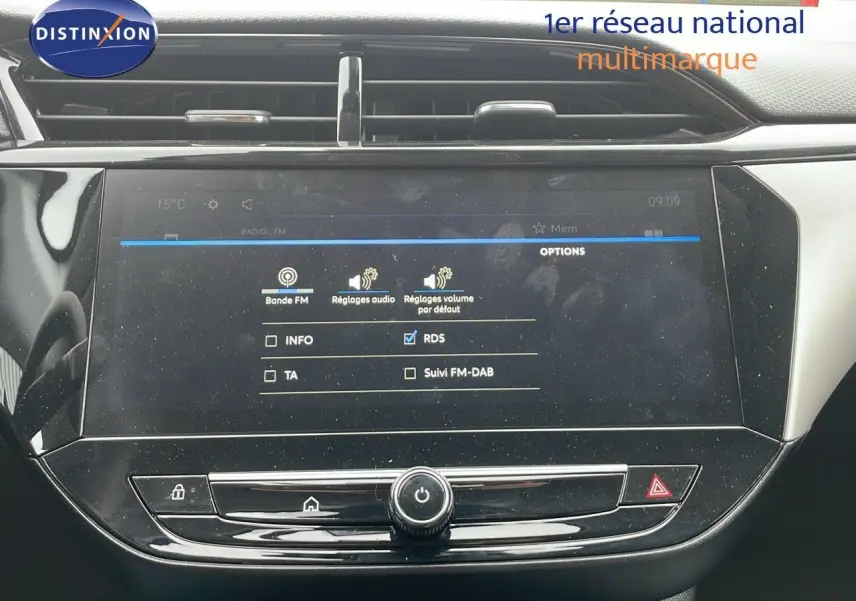 Vue rapprochée de l'écran tactile central de l'Opel Corsa blanc arctique 2025, affichant les réglages audio FM.