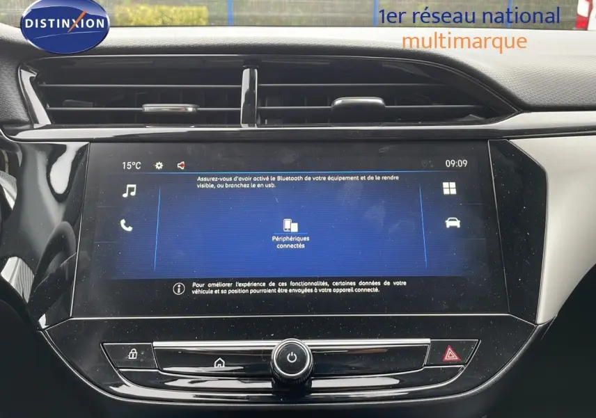 Écran tactile central de l’Opel Corsa blanc arctique 2025, avec affichage Bluetooth et commandes intégrées.