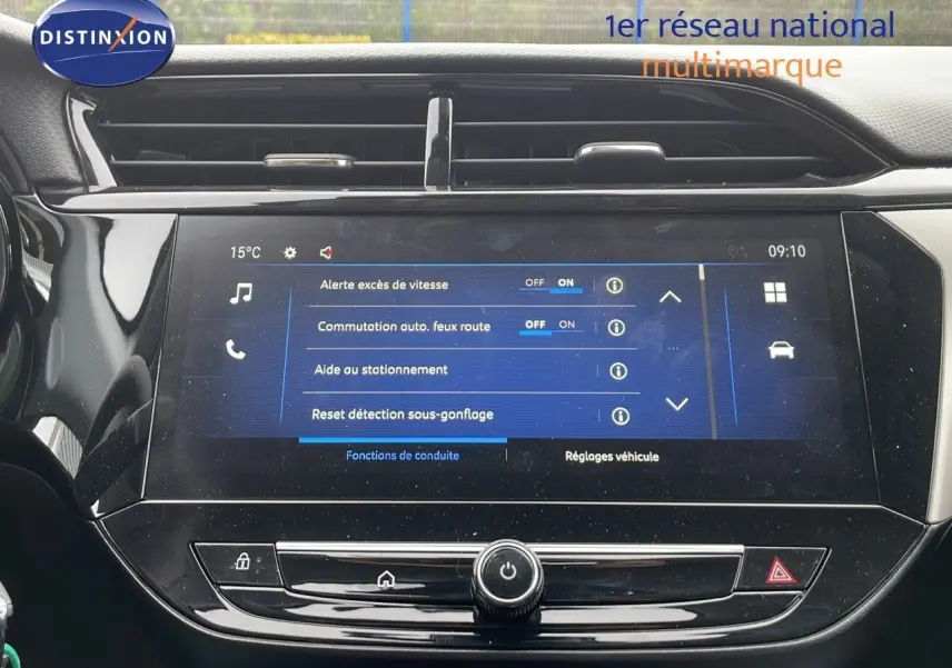 Écran tactile central du tableau de bord de l'Opel Corsa 2025 affichant les réglages d'aide à la conduite.