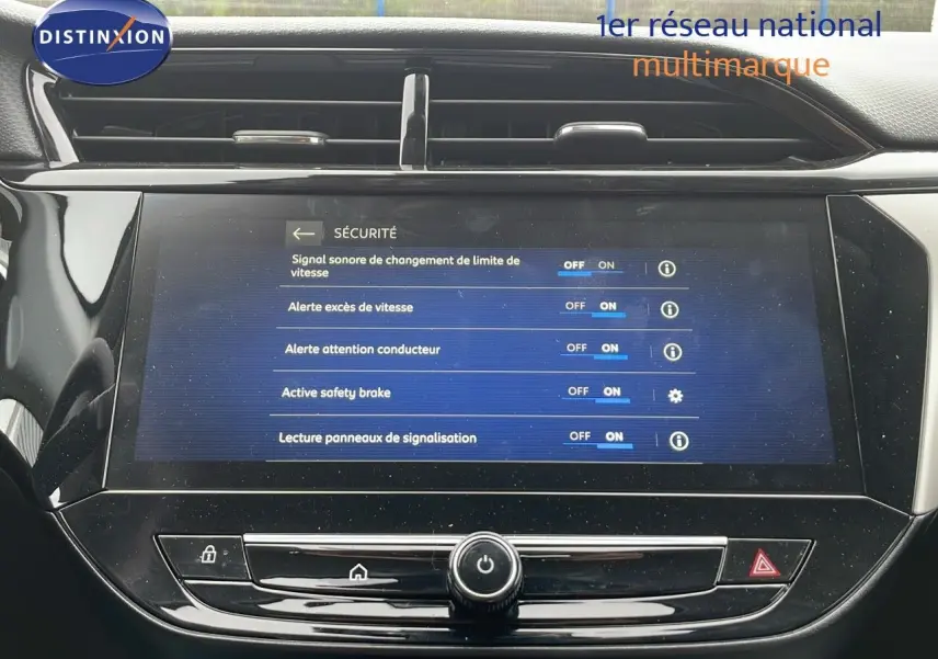 Écran tactile du tableau de bord de l'Opel Corsa blanc arctique 2025 affichant les options de sécurité activables.