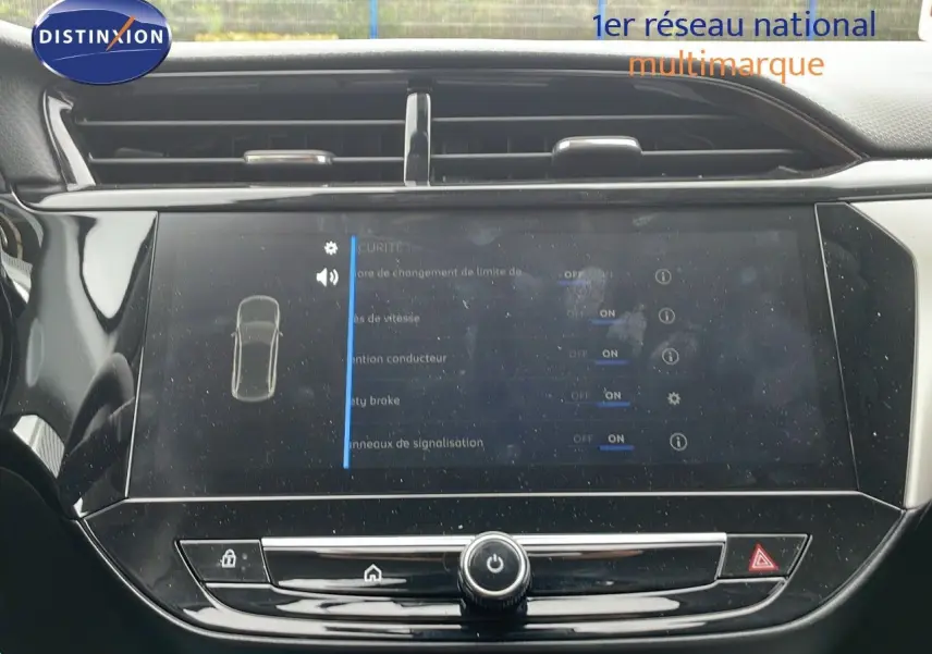 Écran tactile central de l’Opel Corsa blanc arctique 2025 affichant les réglages de sécurité dans l’habitacle.