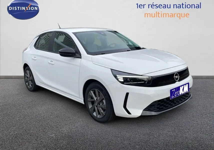 Opel Corsa blanc arctique vue 3/4 avant droit avec phares LED et jantes alliage gris foncé.