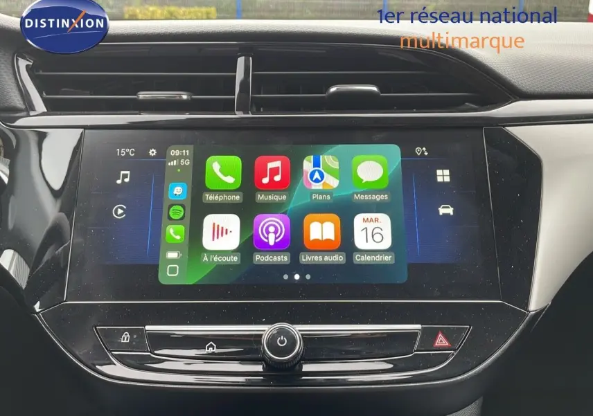 Écran tactile central de l'Opel Corsa 2025 affichant les applications Apple CarPlay dans un intérieur moderne noir.