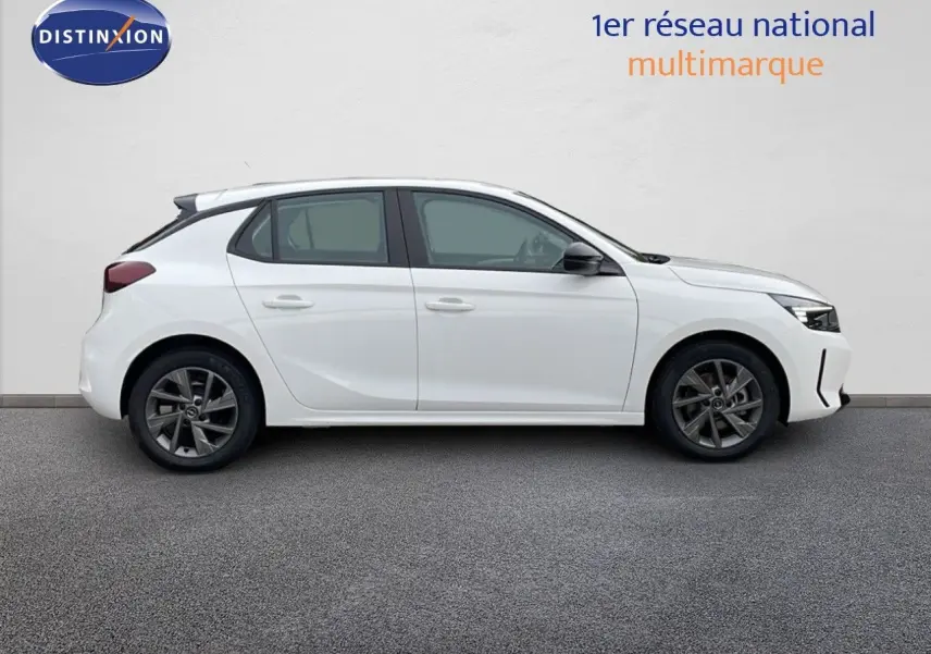Profil droit d'une Opel Corsa blanche arctique 2025, compacte cinq portes avec jantes alliage foncé et feux LED.