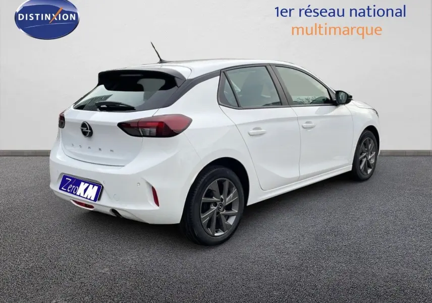 Opel Corsa blanc arctique vue 3/4 arrière côté droit, avec jantes alliage et feux arrière LED.