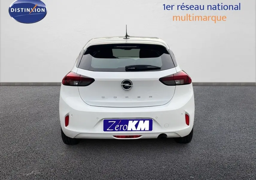 Vue arrière d'une Opel Corsa blanche arctique 2025 avec feux arrière foncés et plaque Zero KM visible.