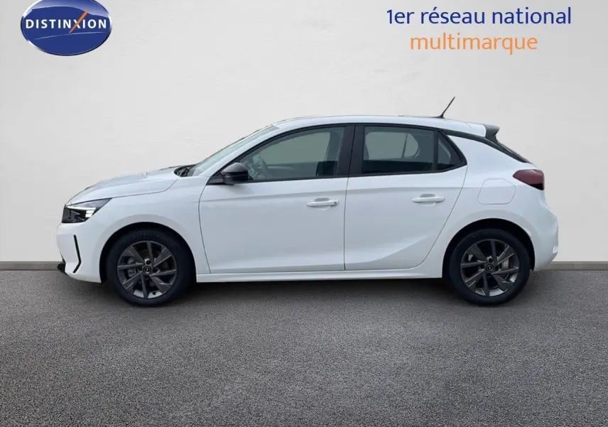 Profil côté gauche d'une Opel Corsa blanche arctique 2025, compacte et moderne avec jantes foncées et lignes épurées.