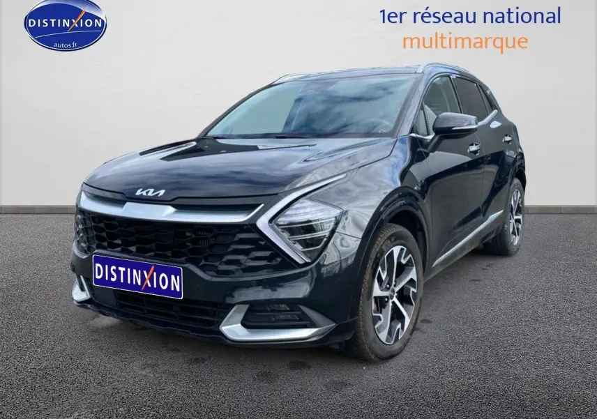 KIA SPORTAGE noir en 3/4 avant droit avec calandre marquée et jantes alliage bicolores visibles