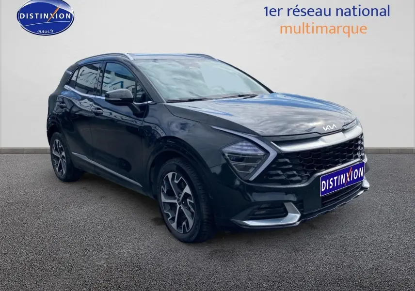 KIA Sportage noir en 3/4 avant droit avec calandre noire et jantes alu distinctives.