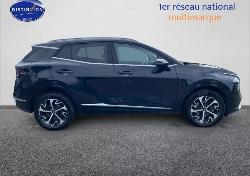 Profil droit du KIA SPORTAGE noir 2023 avec jantes alu et vitres teintées sur fond clair.