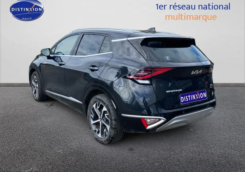 Vue 3/4 arrière côté gauche du KIA SPORTAGE noir 2023 avec jantes alu et feux arrière LED distinctifs.