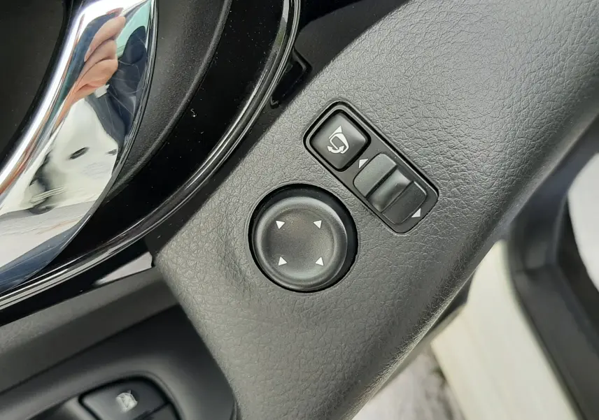 Gros plan sur les commandes de réglage des rétroviseurs côté conducteur du Nissan Qashqai blanc 2020.