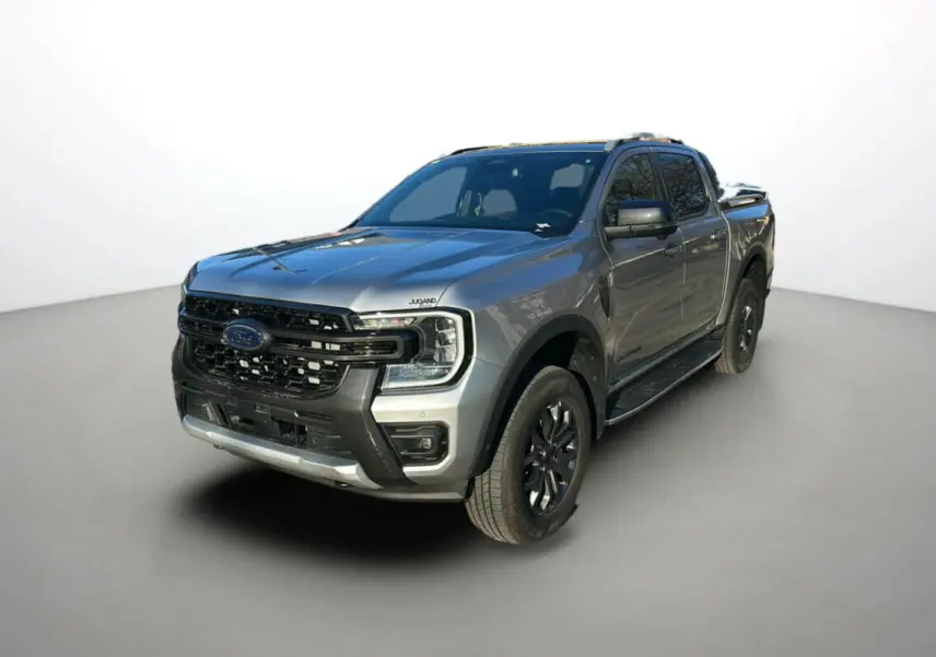 Ford Ranger 2025 gris iconic en 3/4 avant droit avec calandre noire et jantes alu 18 pouces noires