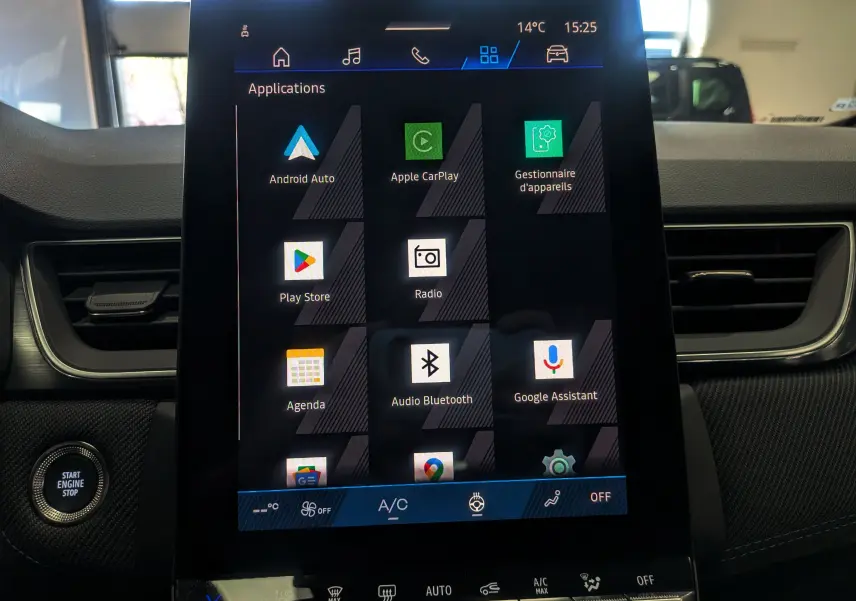 Vue rapprochée de l'écran tactile central du Renault Symbioz gris Rafale, affichant les applications connectées.