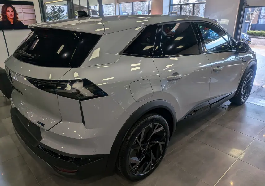 Vue 3/4 arrière droite du Renault SYMBIOZ gris Rafale avec jantes noires biton et vitres teintées.