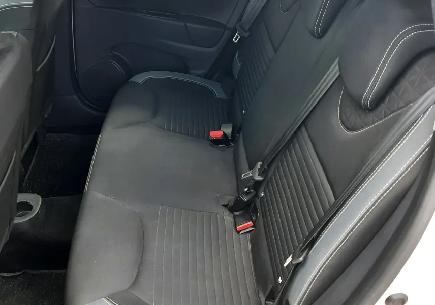 Vue intérieure côté droit des sièges arrière noirs en tissu avec surpiqûres blanches de la Renault Clio IV Estate TCe 90ch Intens.