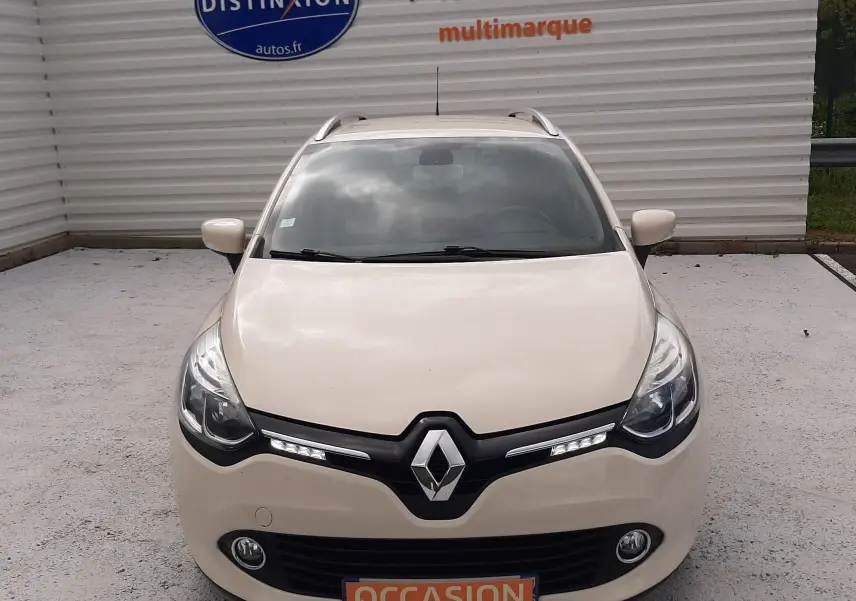 Vue avant d'une Renault Clio IV Estate beige 2016 avec phares LED et plaque "OCCASION" visible.