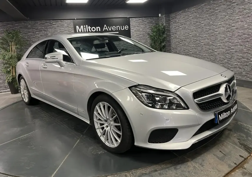 Mercedes Classe CLS 350 d gris métallisé vue 3/4 avant avec jantes alliage multibranches 18 pouces dans un showroom.