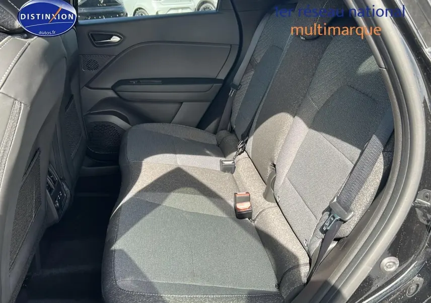 Vue intérieure côté droit montrant la banquette arrière grise du Renault Captur 1.6 e-tech hybride 2025 Noir Étoile.