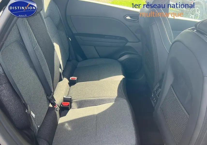 Vue intérieure côté droit sur la banquette arrière noire étoile du Renault Captur 1.6 e-tech hybride 2025.