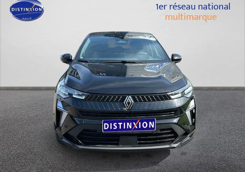 Vue de face du Renault Captur 1.6 e-tech hybride 145 Techno noir étoile avec calandre moderne et phares LED fins.