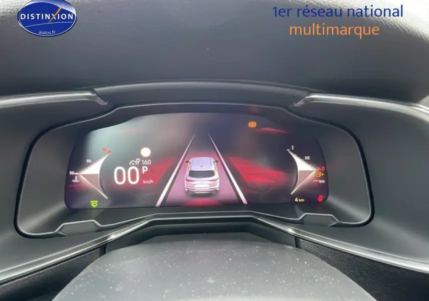 Tableau de bord numérique du DS7 1.5 BlueHDi 130, affichage de la vitesse et assistance à la conduite.