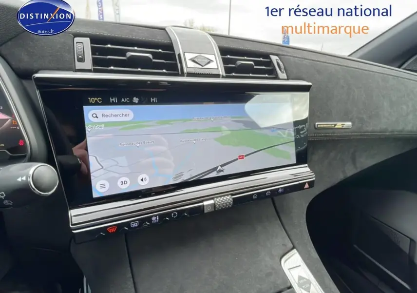 Vue intérieure du tableau de bord du DS7 1.5 BlueHDi 130 Performance Line avec écran tactile GPS et finition noire élégante.