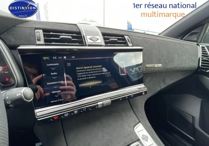Intérieur du DS7 1.5 BlueHDi 130 noir, vue côté passager sur écran tactile et tableau de bord en alcantara.