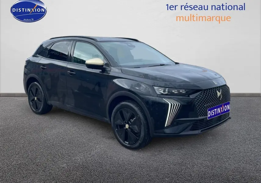 DS7 1.5 BlueHDi 130 noir en 3/4 avant droit avec jantes noires et rétroviseurs couleur contrastée.