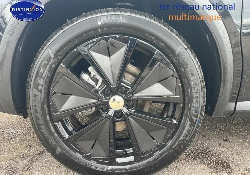 Gros plan sur la jante noire brillante du côté gauche d’un DS7 1.5 BlueHDi 130 Performance Line noir, avec pneu Michelin.