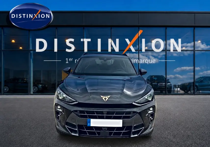 Vue frontale d'un CUPRA TERRAMAR noir 2026 avec calandre marquée et logo CUPRA doré visible.