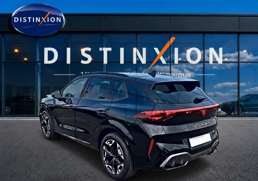 Vue 3/4 arrière droite du SUV CUPRA Terramar noir brillant, avec feux arrière LED et jantes alu 19 pouces.