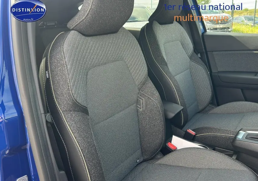Vue intérieure sur les sièges avant gris du Renault Captur bleu iron, avec accoudoir central et porte ouvert côté gauche.