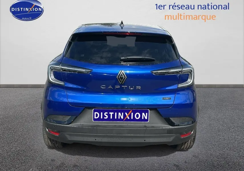 Vue arrière d'un Renault Captur 2025 bleu iron avec feux LED et logo distinctif au centre du hayon.