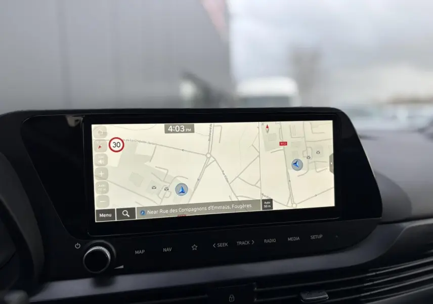 Écran tactile GPS 10,25'' affichant une carte, intérieur noir de la Hyundai i20 2025 vue de face.