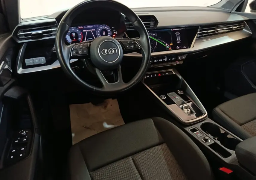 Vue intérieure côté conducteur de l'Audi A3 35 TDI 2023 avec tableau de bord numérique et écran tactile central.