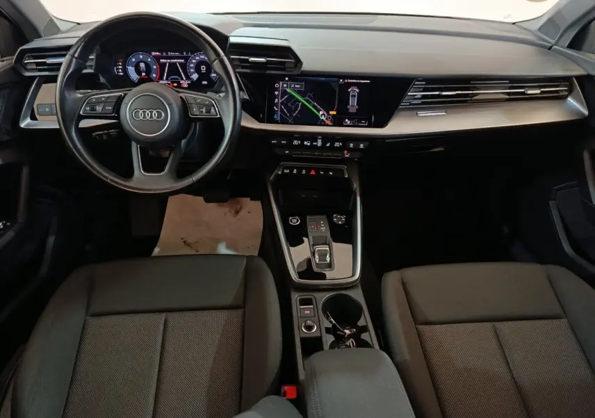 Vue intérieure avant de l'Audi A3 35 TDI noire, avec tableau de bord numérique et écran tactile central.