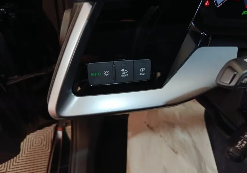 Détail du tableau de bord côté gauche de l’Audi A3 35 TDI 2023 avec commandes d’éclairage en mode auto.