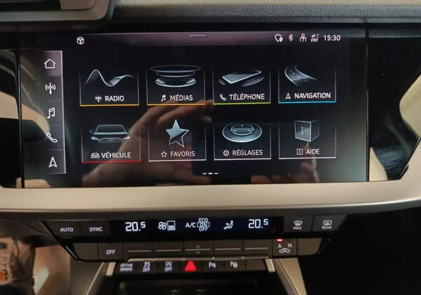 Écran tactile central de l'Audi A3 35 TDI 150 S tronic Business Line 2023, interface multimédia affichée.