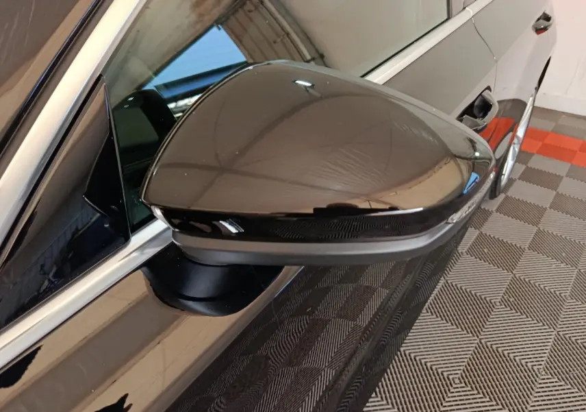 Rétroviseur côté gauche noir brillant de l'Audi A3 35 TDI 150 S tronic Business Line 2023, vue rapprochée.