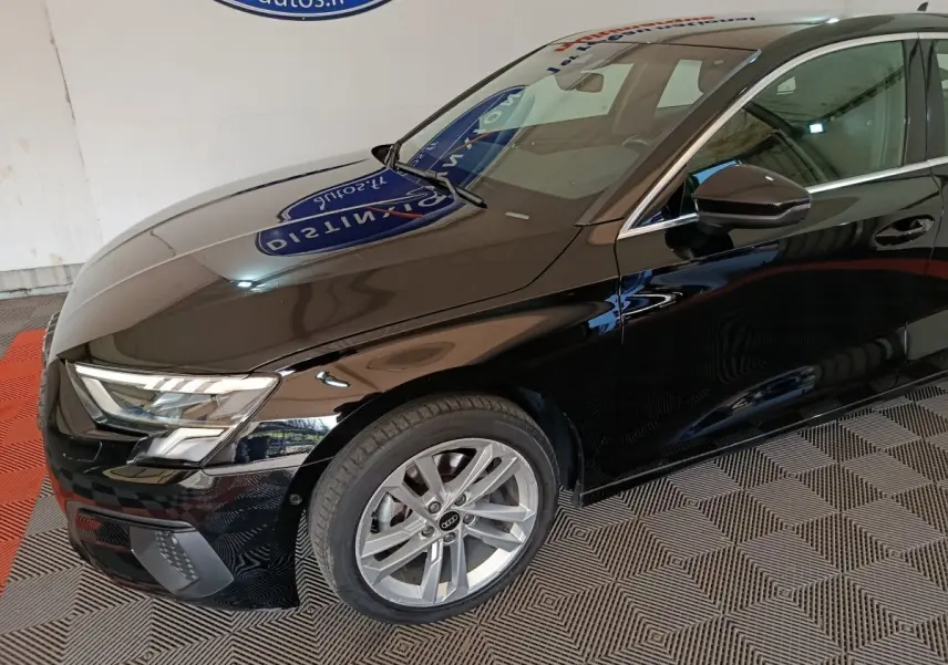 Audi A3 35 TDI noir vue 3/4 avant droit, avec jante alliage et phares LED distinctifs.