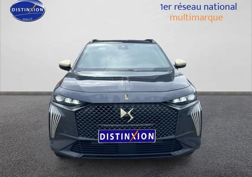 Vue frontale d'un DS7 gris titane avec calandre distinctive et feux LED verticaux marquants.
